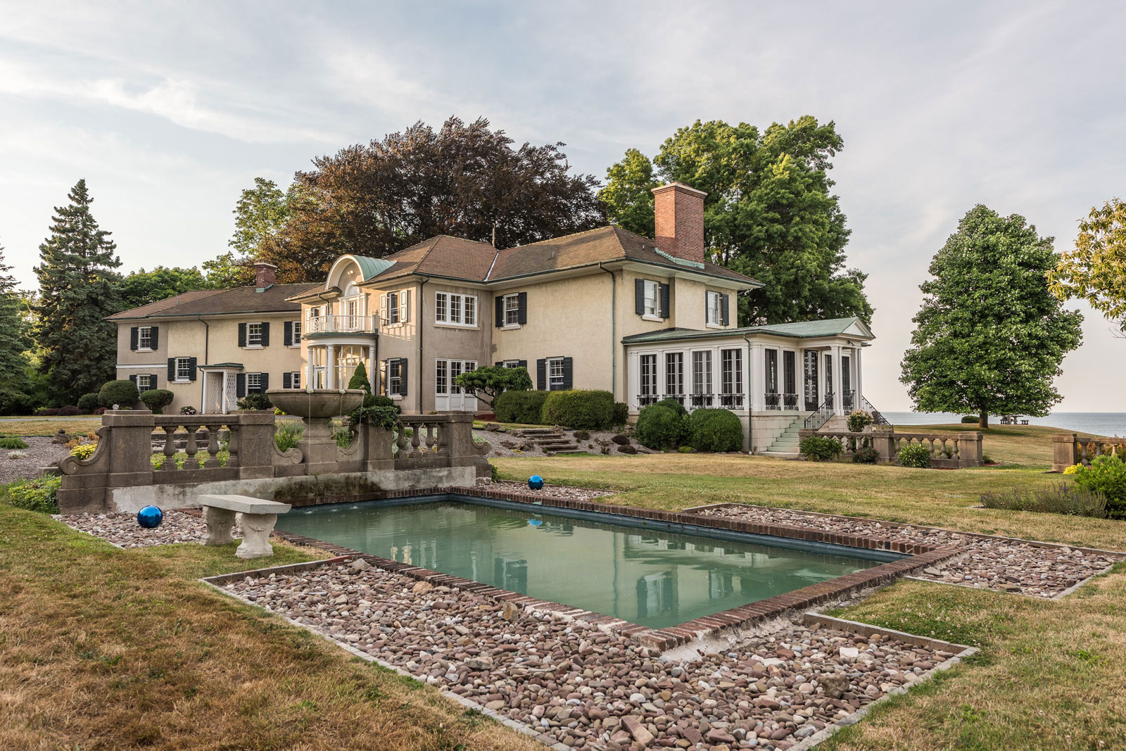 Luxury house with a swimming pool